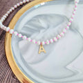Collar Chapa de Oro con Perla de Rio Inicial Rosa