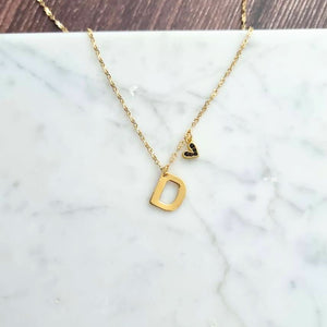 Collar Chapa de Oro Inicial con Corazón Negro